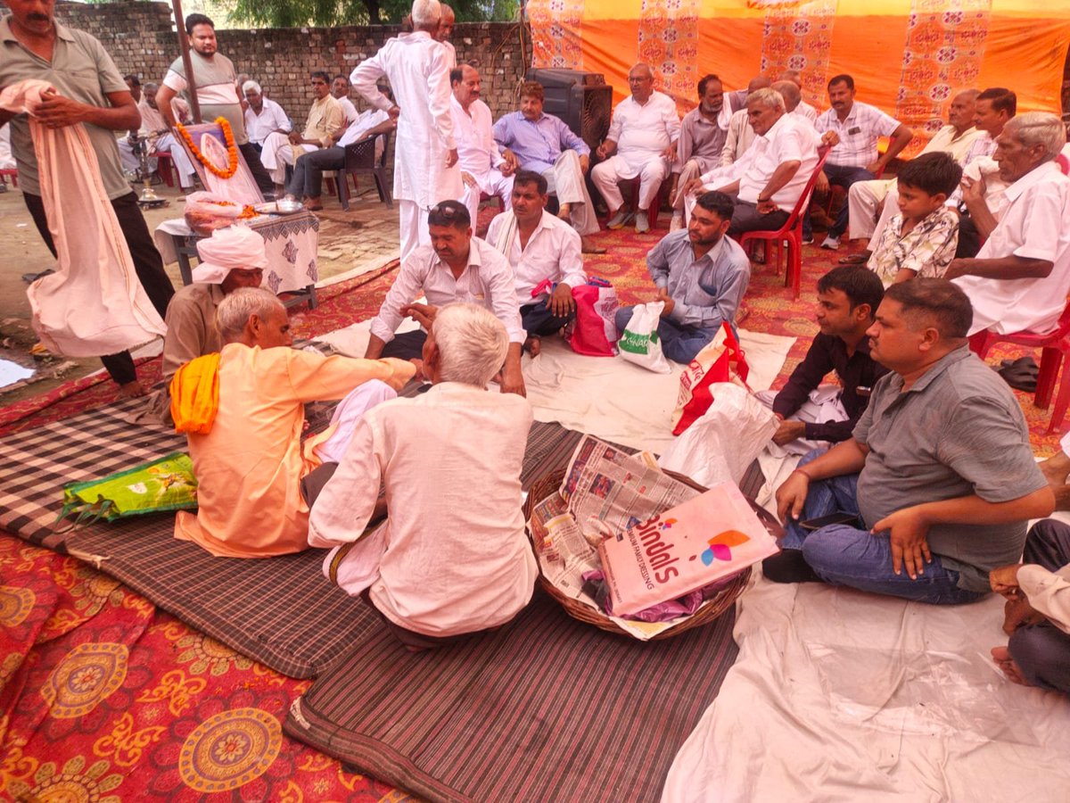 AtulKumarS46101's tweet photo. आज दिनांक 05 अगस्त 2026 को ग्राम खालौर में स्वर्गीय कृपाली देवी जी की तेरहवीं संस्कार सभा में सम्मिलित होकर दिवंगत पुण्यात्मा को भावभीनी श्रद्धांजलि अर्पित की तथा शोकाकुल परिवार से मिलकर अपनी गहरी संवेदनाएँ व्यक्त कीं।
Om shanti .

अतुल कुमार सिंह
ब्लॉक प्रमुख, अनूपशहर https://t.co/MkrwgDoMzN