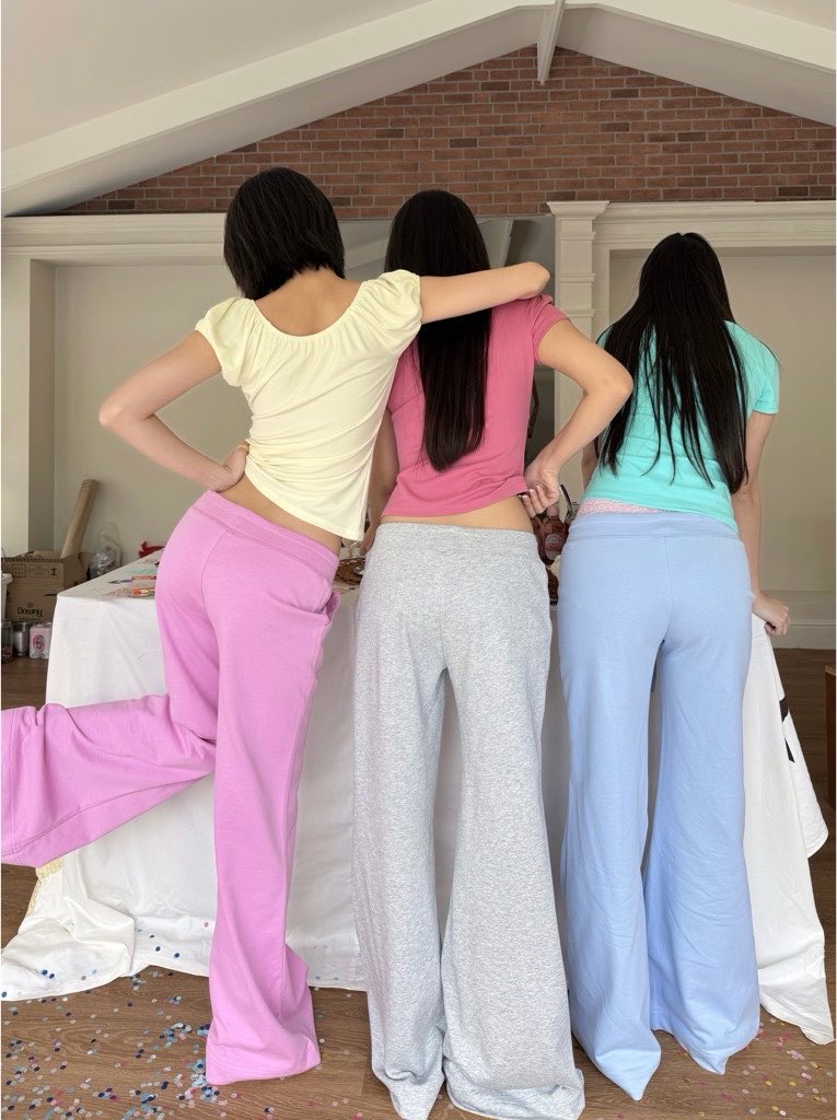 Pinkpinglike's tweet photo. ตอนนี้เราwish list เสื้อกับกางเกงของแบรนด์นี้ไว้คับ น่ารักมาก ชอบเสื้อคอวีแบบนี้ ใส่แล้วดูผอม ช่วงบนไม่ตัน ชอบสีชมพูแบบนี้ ฟีลยุค2000s 🧘🏼‍♀️🎀🪷🗯️ https://t.co/P9ZbOI1PNE