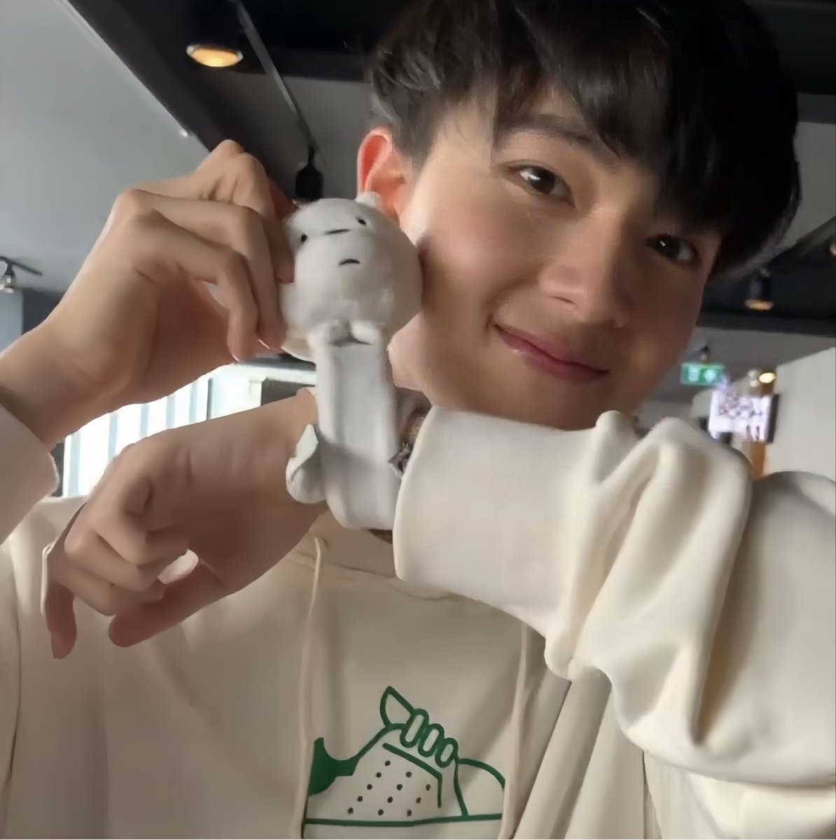 OnlyZeePruk's tweet photo. Happy birthday นะคับพี่นิวพี่จู 🎂

เด็กน้อยทั้งสองในวันนั้นโตขึ้นมากเลย ขอบคุณที่ดูแลตัวเองมาอย่างดีทำให้พวกเราได้รับแต่พลังบวก ไม่ต้องกลัวคำว่าเบญจเพสนะคับ เพราะตอน25แม่พี่โอนลี่ได้แต่งงาน ตอนพี่โอนลี่25ก็ราบรื่นดีทุกกกอย่าง เชื่อไว้แค่ว่าถ้าเราคิดดีนั่นคือเกราะป้องกันภัยของเราที่แข็งแกร่งที่สุด สำหรับแฟนคลับคนนึงไม่เคยต้องการอะไรเลย นอกจากเห็นศิลปินที่เรารักมีสุขภาพที่ดี กินอิ่ม นอนหลับ มีความสุขได้กับเรื่องเล็ก ๆ ในทุกวัน ในวัย25สำหรับหนูก็ถือว่ามีครบแล้วทุกอย่าง หนูเก่งที่สุดเลย และทุกอย่างที่ได้มาก็เพราะความตั้งใจแบบสุดตัวของหนู หลังจากนี้แค่กอบโกยความสุข (โดยเฉพาะกับคนใกล้ตัว) ให้ได้มากที่สุด ทั้งป๊าม๊าพี่ตี๋จูลาย เฮียของหนู หรือเพื่อน ๆ 

หม่ามี๊ซันไชน์คนนี้รักหนูที่สุด 🤍

#ยิบห้าขวบนุนิวเดย์
#Nunew #JaoJuly