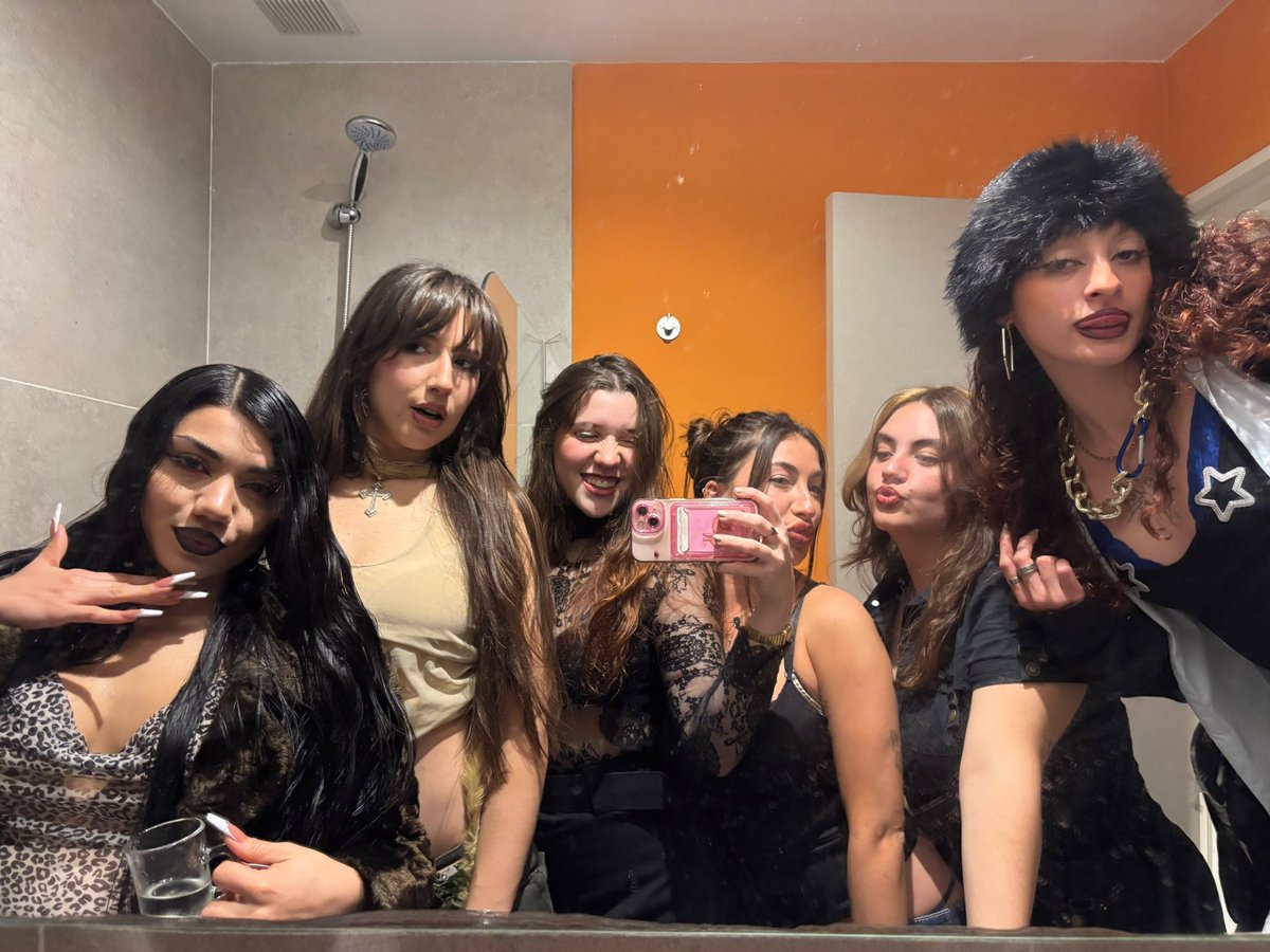 SUKITIX's tweet photo. pay all our drinks 💋 #paypig #femdom #findom https://t.co/18sMJmfu6c