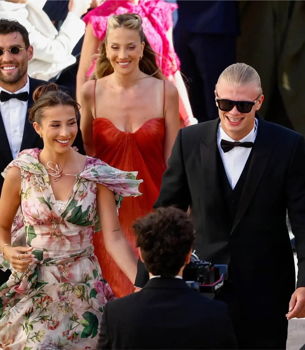 ehaalanddaily's tweet photo. 📍Puglia, Italy 
Erling Haaland and Isabel Johansen arrive for a wedding celebration. https://t.co/SjthIMWN6v
