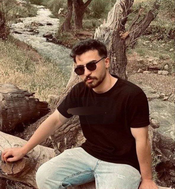 NilloofarAbi's tweet photo. مهدی هنوز زنده است
هنوز نفس می‌کشد
اما هر ثانیه برای او می‌تواند آخرین نفس باشد!
از بازماندگان در بند غافل نشویم.
#مهدی_ظریف https://t.co/3Xs4LMxpQA