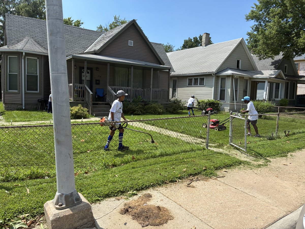 iamrodneysmith's tweet photo. Nathan, David &amp; Sakari of Omaha,Nebraska who are taking part in our 50 yard challenge, mowed a new lawn . https://t.co/EhsgLErkwG
