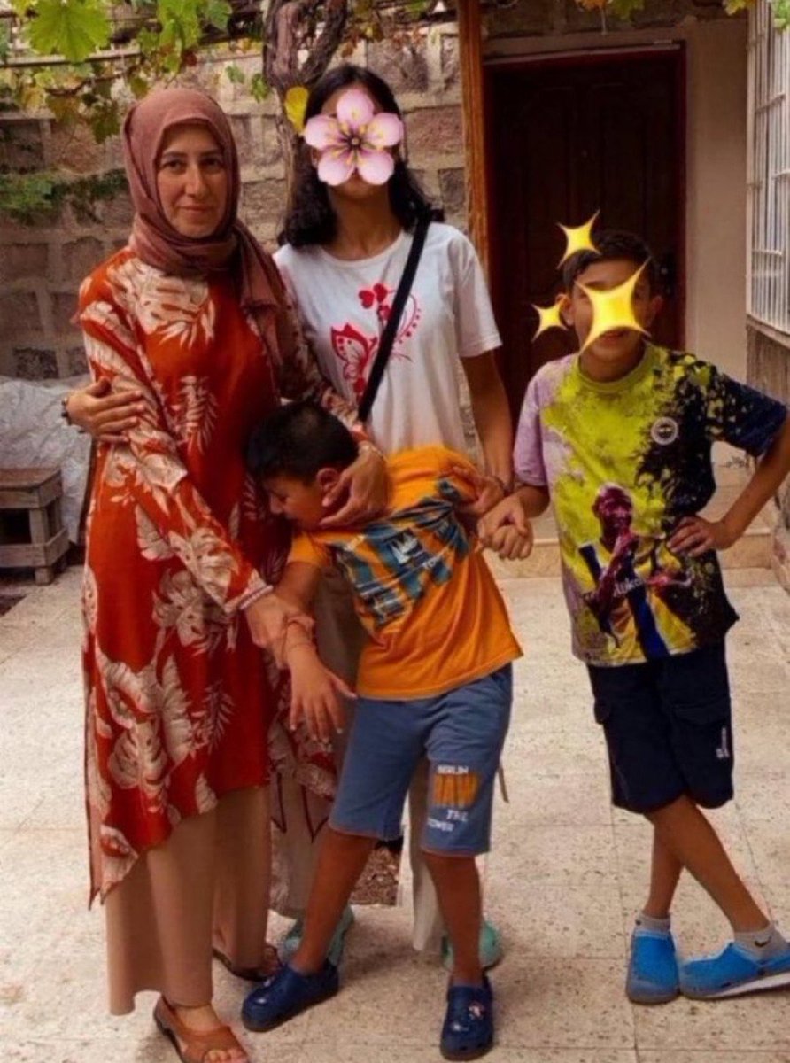 Tutsak_Bebek's tweet photo. Özel gereksinimli bir çocuğun en büyük güvencesi, ona bakım veren ailesidir. %95 zihinsel, fiziksel ve görme engelli 8 yaşındaki İhsan ise annesinden ayrı büyümek zorunda bırakılıyor. Fen Bilgisi öğretmeni Venhar Can, AİHM kararına rağmen Kasım 2025'ten bu yana cezaevinde. Bu ayrılığın en ağır sonucunu yine bir çocuk yaşıyor.

AsumanBirinci AcilTedavi
@acikcenk
