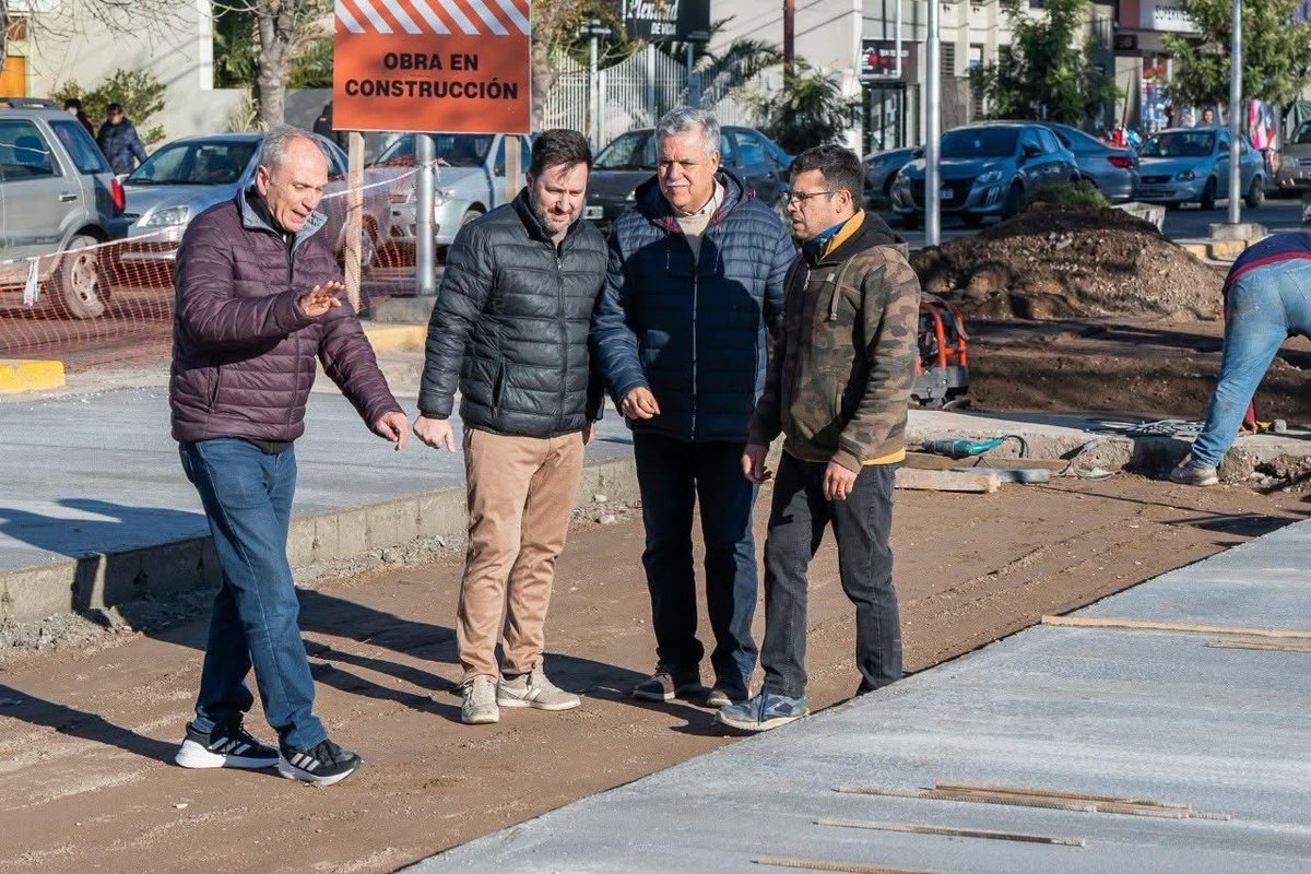 mauricio_petri's tweet photo. 🚧 ¡San Martín avanza con más obras!

El intendente Raúl Rufeil supervisó el inicio del reencarpetado en calles estratégicas, el avance del hormigonado y las obras del futuro barrio Juan Pablo II, que ya cuenta con la urbanización de sus 132 lotes.

#SanMartinGobierno https://t.co/pjeDyrQEI4