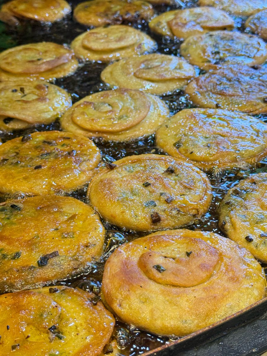 dogye322192's tweet photo. Craving late-night street food Hand-pulled scallion pancakes fresh off the griddle—crunchy, savory, and worth every line at the street stall. https://t.co/5xn5FvY4Xq