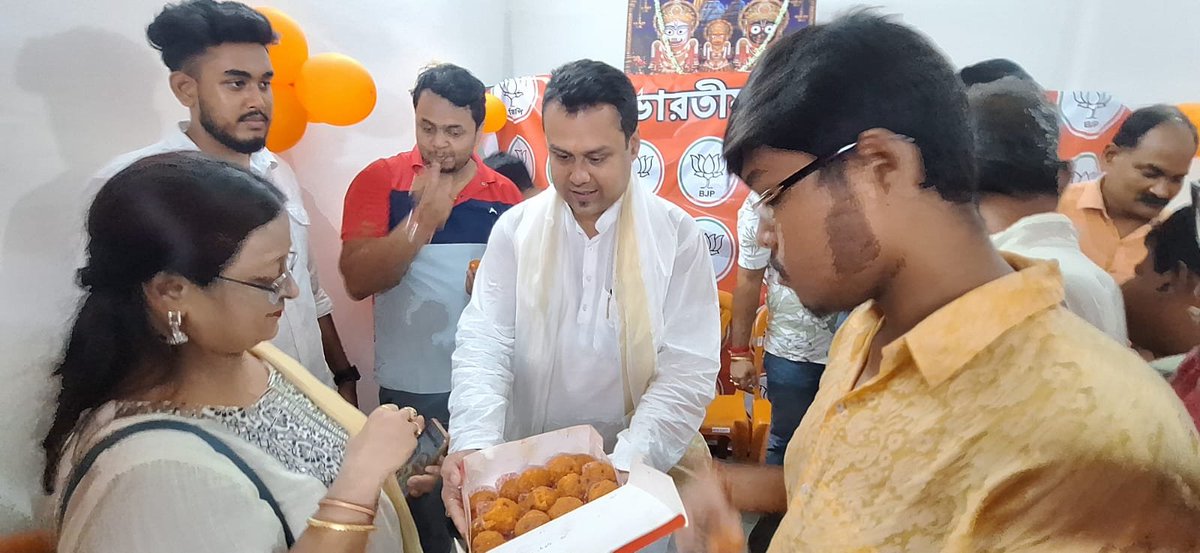 koustavcp's tweet photo. ব্যারাকপুর ৮ নম্বর ওয়ার্ডের নিবেদিতা সরণি, ২য় লেনে ভারতীয় জনতা পার্টির (বিজেপি) নতুন কার্যালয়ের শুভ উদ্বোধন অনুষ্ঠানে উপস্থিত ছিলাম।
সকলকে আন্তরিক শুভেচ্ছা ও অভিনন্দন!
#koustavbagchi #bjpWB #karyalay #karyakarta #office https://t.co/1A3aN1PMFH