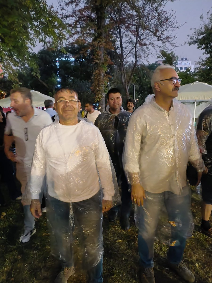 HarpCografyasi's tweet photo. Sağanak yağmur altında, dertlerini anlatmaya, seslerini duyurmaya çalışan yiğitler; Gazilerimiz!
"Kurşun rütbe sormaz" diyerek girdikleri bu yolda sırıl sıklam olsalar da inatla kendilerine sahip çıkacak bir hükümet arıyorlar.
Devleti, Türkiye Cumhuriyeti devletini yönettiğini iddia edenler nerede?
Kendi gazisi suya sele kapılırken, elin Amerikalısına güzelleme yapanlar nerede?
#GazileriminYanındayım