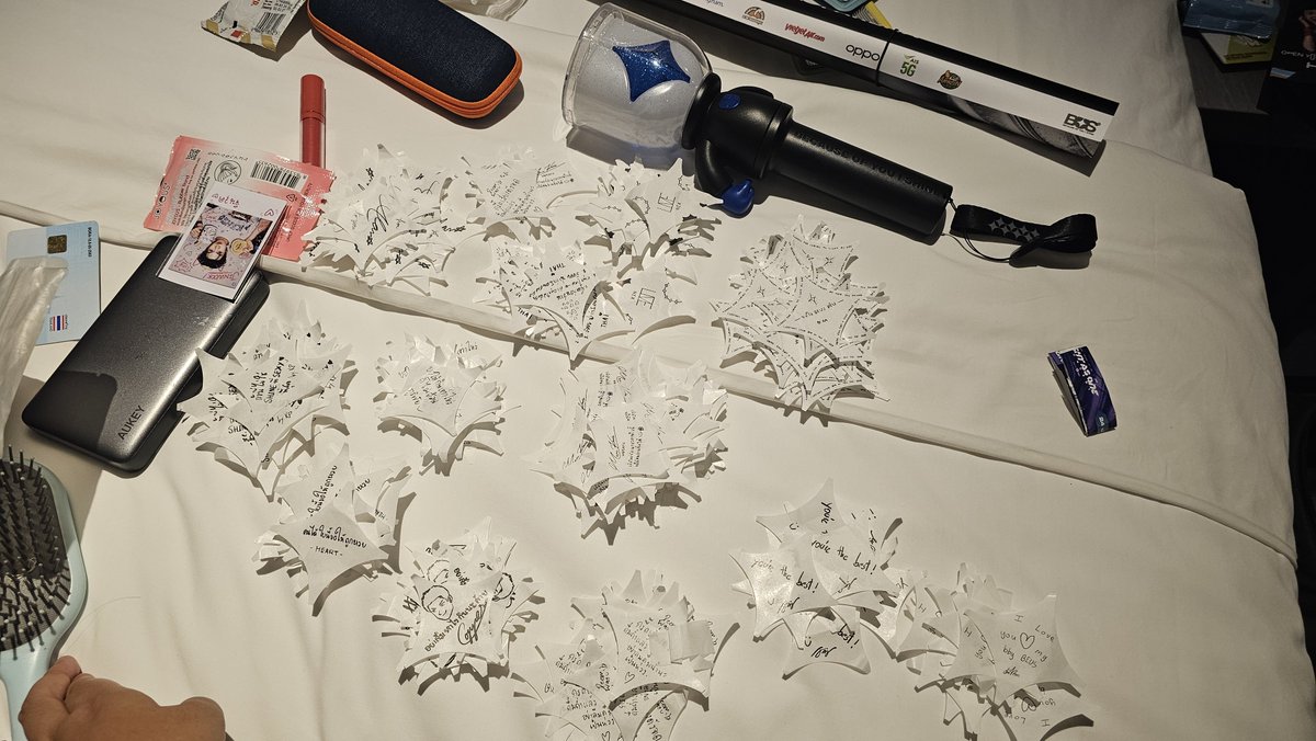 CUZofBUSiSMILE's tweet photo. ได้ confetti มาเยอะมากกกกกกก น่าจะแจกได้เยอะอยู่ ไว้ค่อยแจกวันอาทิตย์สำหรับคนขึ้นชัน 2 กับดอย ที่ไปไม่ถึง
.
ป.ล.เราอยากได้ confetti จากบัสเดย์ปี 2 อยากได้คนเอามาแลก เพราะผมติดน้ำท่วมไม่ได้ไป แต่อยากเก็บ ใครเอามาแลกกันได้เดมมานะ 🥹 https://t.co/MxPRTxzucW