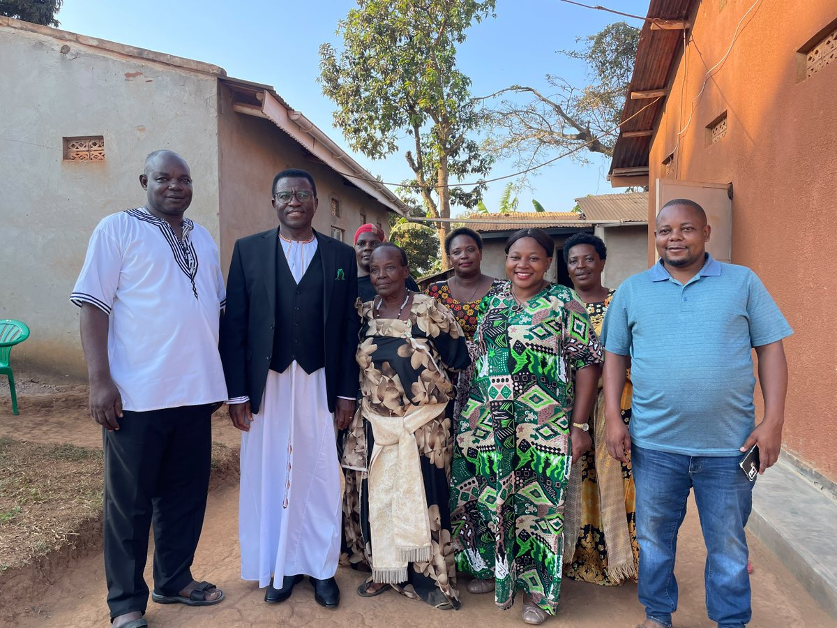cpmayiga's tweet photo. Nkyaddeko mu Ttaba, Butozi, okulamusa ku bakojjange/bammange wamu ne Jjajja Teo Nakalema (abazaala) olw'okufiirwa Kojja Andrew Lubega Mulindwa, eyafiira mu kkuumiro ly'ebisolo erya Murchison Falls oluvannyuma lw'enjovu okusesebbula emmotoka mwe yali atambulira n'abantu abalala.

Kojja Lubega yali musomesa mu Mengo SSS ne Mackay College, Nateete.
Mukama amuwummuze mirembe. CPM