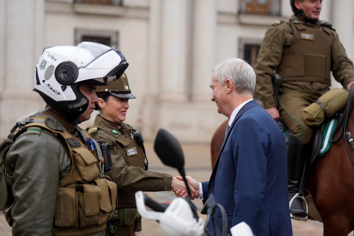 PresidenteKast's tweet photo. Para recuperar el orden vamos a respaldar a quienes lo hacen posible. Nuestro proyecto fortalece a Carabineros con mejores condiciones, incentivos para servir donde más se necesita y más herramientas para enfrentar al crimen. Porque proteger a quienes nos protegen también es una prioridad de Estado.
