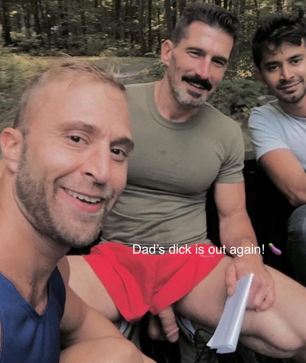 TheAwardCenter1's tweet photo. Dad ALWAYS has his dick out 🤣😈 🍆 https://t.co/9AbB3fmGIO