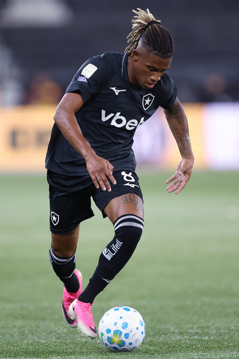 futebol_info's tweet photo. 🚨 Diretoria do Palmeiras não descarta tentar novamente a contratação de Danilo no fim do ano caso o volante permaneça no Botafogo.

🗞️ ESPN
📸 Vítor Silva/BFR https://t.co/8cF1rp5tDt