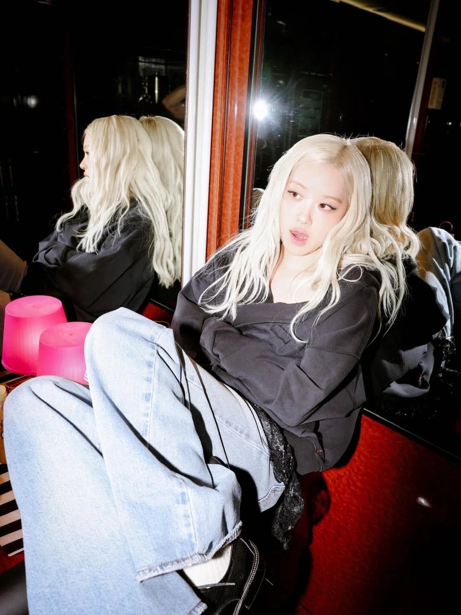 3amroses's tweet photo. bro.. i miss rosé https://t.co/ObTro86vIz