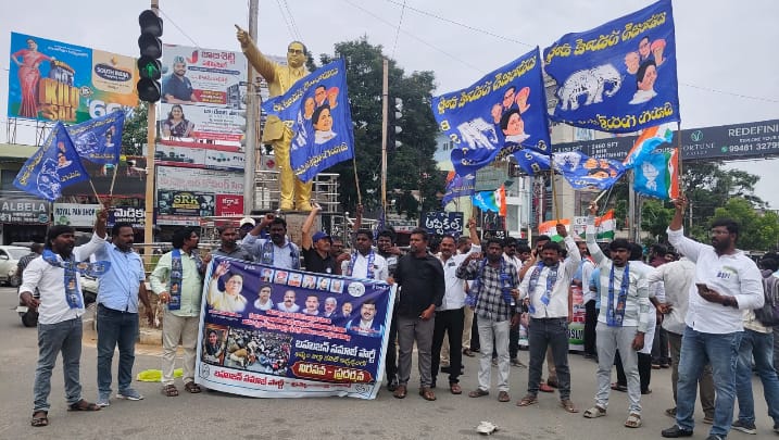 LicUpendra's tweet photo. నీట్ పేపర్ లీకేజీ విషయం లో కేంద్ర మంత్రి రాజీనామా చేయాలని డిమాండ్ చేస్తూ ఖమ్మం లో అంబేద్కర్ గారి విగ్రహం వద్ద బీఎస్పీ నిరసన @Bsp4u @ibram_shekar https://t.co/C1XQTod9C2
