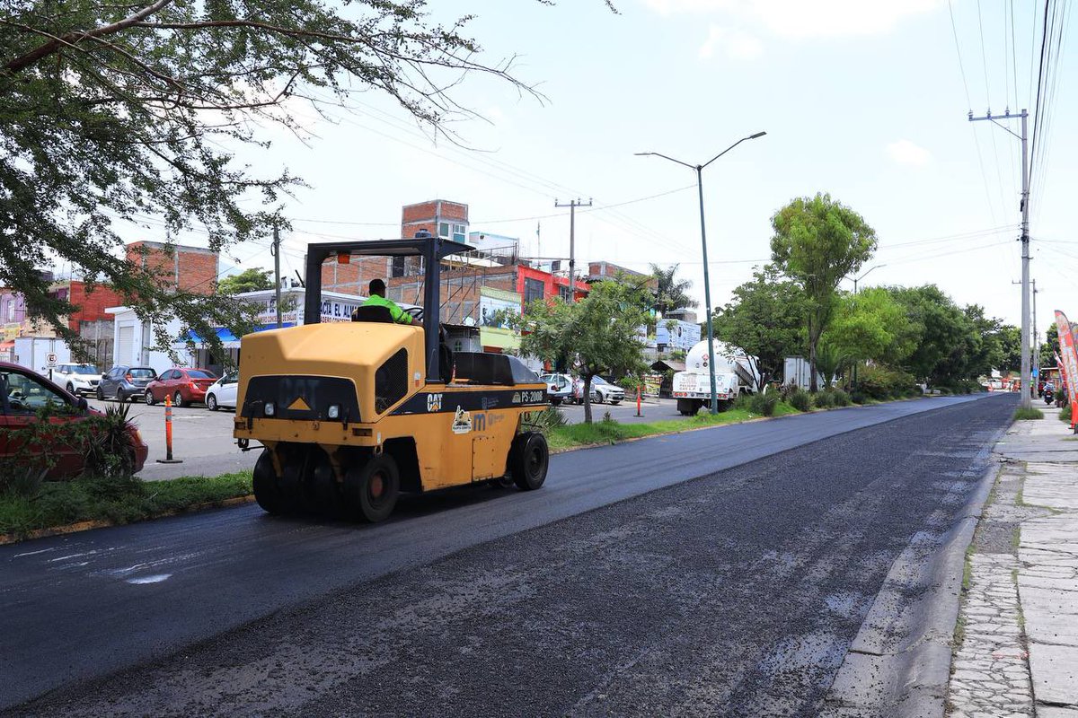 AlfonsoMtz_Mx's tweet photo. 👷🏻‍♂️Realizamos el reencarpetamiento de la avenida Torreón Nuevo, una obra que brindará mayor seguridad y mejorará la movilidad en esta zona tanto a automovilistas como a peatones.

#MoreliaBrillaMás✨ https://t.co/vXvPhVcYo2