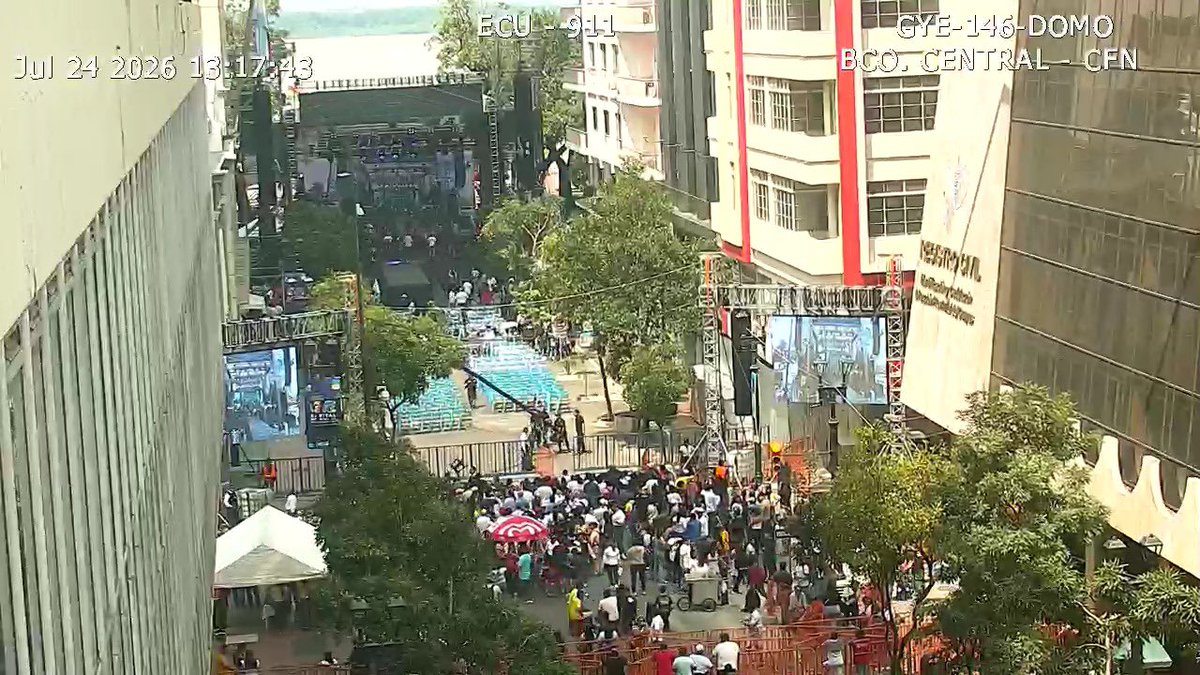 ecu911sambo's tweet photo. 📍 #Guayaquil | Mediante cámaras de videovigilancia, el ECU 911 monitorea la llegada de aproximadamente 1.000 personas al Malecón y 9 de Octubre para el show “Guayaquil, el futuro empieza aquí”.

@PoliciaEcuador y @ATMGuayaquil brindan seguridad y control en el sector. 

Nos mantenemos atentos ante cualquier novedad.