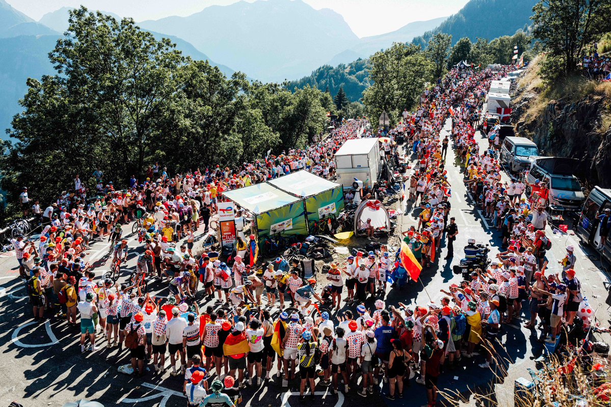 kwiato's tweet photo. UNREAL 🤯 
@alpedhuez 
@LeTour 
📷 Russ Ellis https://t.co/yZrA23Xik8