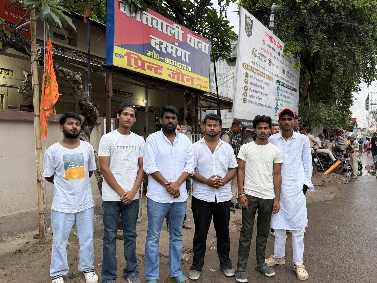 ShadabINC's tweet photo. प्रशासन के आग्रह पर आज का कैंडल मार्च स्थगित कर दिया गया।
​दूर-दराज से मार्च में आ रहे अपने साथियों और आम लोगों की सुरक्षा सुनिश्चित करने के लिए हम घंटों कोतवाली थाना (नाका नं. 5) में डटे रहे। हमारे लिए हर एक साथी की सुरक्षा और सम्मान सर्वोपरि है।
​#DarbhangaUpdate #YouthVoice https://t.co/3GEM8TSUIA