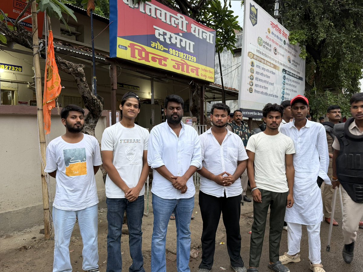 ShadabINC's tweet photo. प्रशासन के आग्रह पर आज का कैंडल मार्च स्थगित कर दिया गया।
​दूर-दराज से मार्च में आ रहे अपने साथियों और आम लोगों की सुरक्षा सुनिश्चित करने के लिए हम घंटों कोतवाली थाना (नाका नं. 5) में डटे रहे। हमारे लिए हर एक साथी की सुरक्षा और सम्मान सर्वोपरि है।
​#DarbhangaUpdate #YouthVoice https://t.co/3GEM8TSUIA