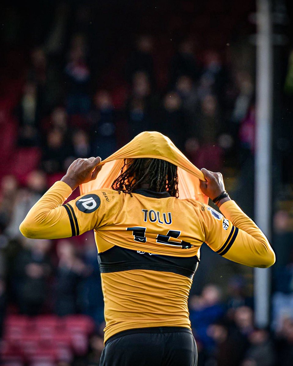 sudanalytics_'s tweet photo. Wolves quiere venderlo a Turquía por más plata, pero Arokodare quiere ir a Fiorentina.

Por eso le informaron que no iba a entrenar con el 1er equipo, y el jugador decidió SENTARSE EN EL MEDIO DE LA CANCHA.

Cómo no se movía de ahí, TUVIERON QUE SUSPENDER EL ENTRENAMIENTO. 😅❌

Vía @sport.