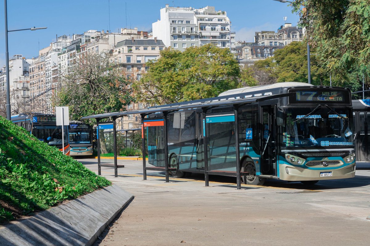 BAInfraest's tweet photo. RENOVACIÓN DEL CENTRO DE TRASBORDO FACULTAD DE DERECHO 🚌

Reorganizamos las paradas de colectivos para evitar congestiones y ordenar las 8 líneas de colectivo.

Sumamos cruces peatonales seguros, iluminación y nueva vegetación.

Mejor circulación para una Ciudad más ordenada. https://t.co/vI96Pgc3NM