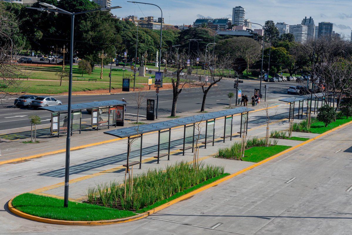 BAInfraest's tweet photo. RENOVACIÓN DEL CENTRO DE TRASBORDO FACULTAD DE DERECHO 🚌

Reorganizamos las paradas de colectivos para evitar congestiones y ordenar las 8 líneas de colectivo.

Sumamos cruces peatonales seguros, iluminación y nueva vegetación.

Mejor circulación para una Ciudad más ordenada. https://t.co/vI96Pgc3NM