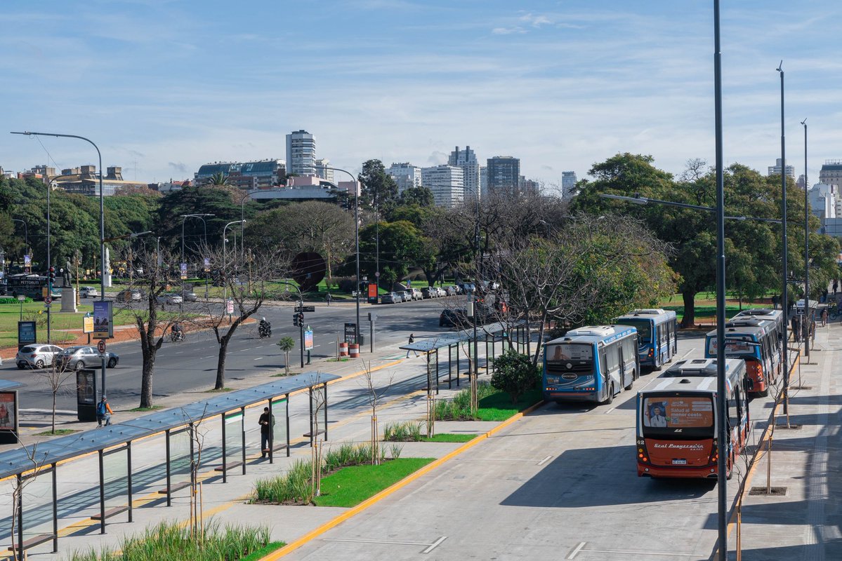 BAInfraest's tweet photo. RENOVACIÓN DEL CENTRO DE TRASBORDO FACULTAD DE DERECHO 🚌

Reorganizamos las paradas de colectivos para evitar congestiones y ordenar las 8 líneas de colectivo.

Sumamos cruces peatonales seguros, iluminación y nueva vegetación.

Mejor circulación para una Ciudad más ordenada. https://t.co/vI96Pgc3NM
