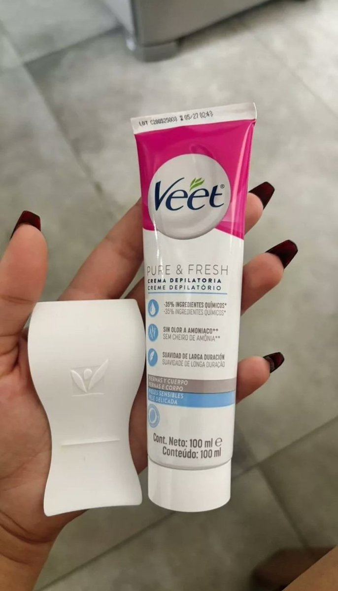 honeyviczous's tweet photo. eu conheci uma menina que sempre tava lisinha, pele sem foliculite e parecia até pele de bebê. Ai ela disse  que era rotina de vários cuidados, gilettes caras e anos depois eu descobri q era só esse creme depilatório mesmo 🗣️ https://t.co/2aEfs8rB1M
