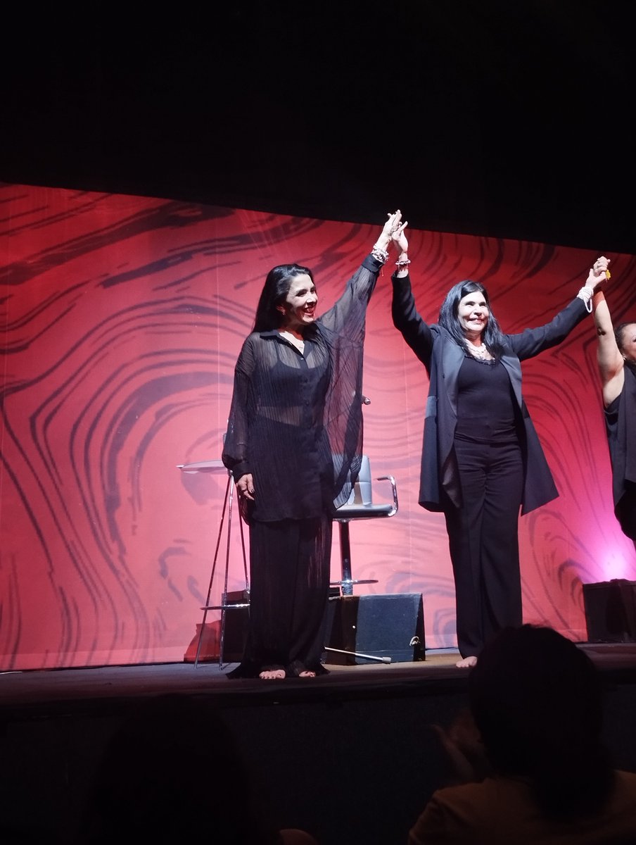 dal_by_itzel's tweet photo. Dalílah Polanco, mi máxima 😍❤️

Ir al teatro y llevarte en videollamada, todoqueversache 💝
Cuando dijo que le gusta tu cabello morado 😍 y cuando firmó tu póster 😍

En efecto, los rumores eran ciertos, siempre fuimos tú y yo 💟
@RavenMillsVale https://t.co/Ums7KeIf2B