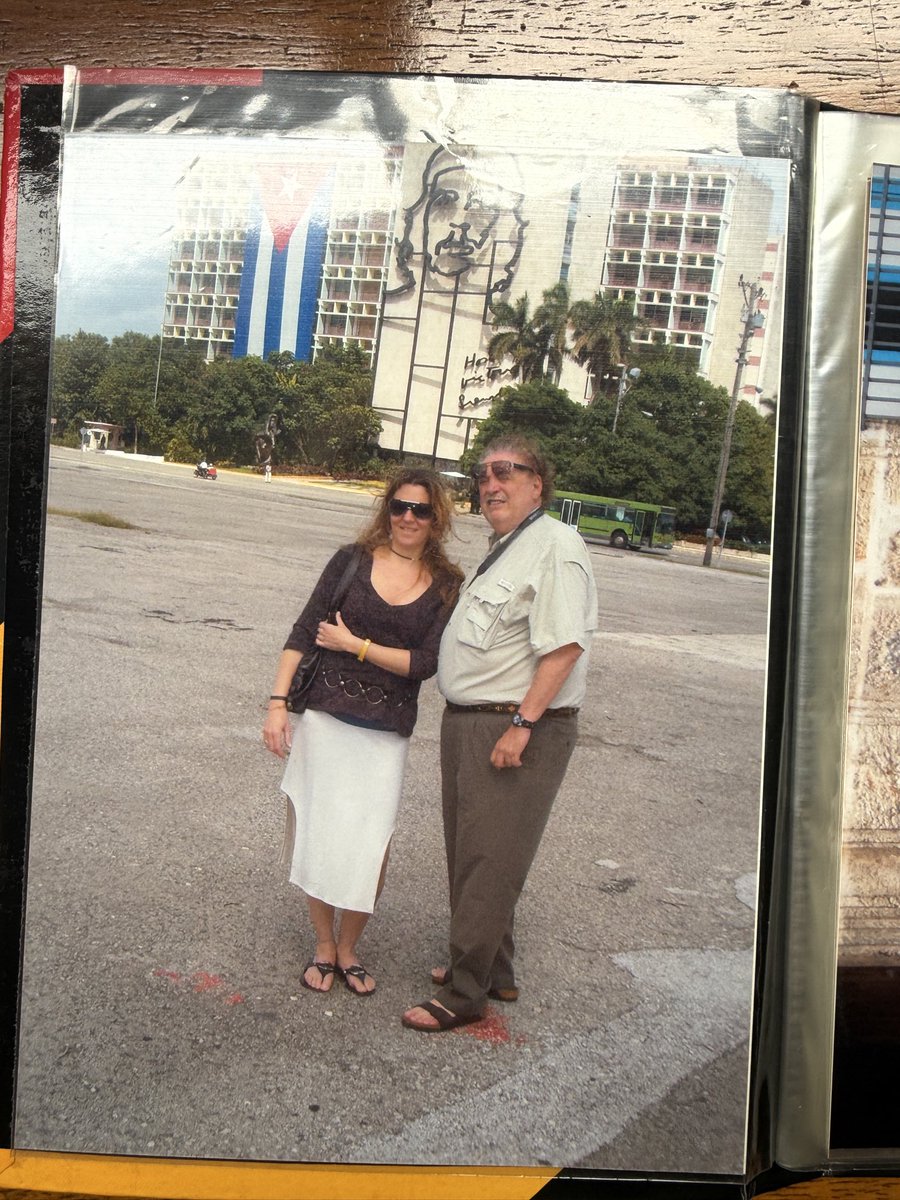 nataliadal_'s tweet photo. Me mudé a una casa donde dejaron un album de fotos se gines gonzalez garcia en cuba ??? https://t.co/2FqspYF5Mm