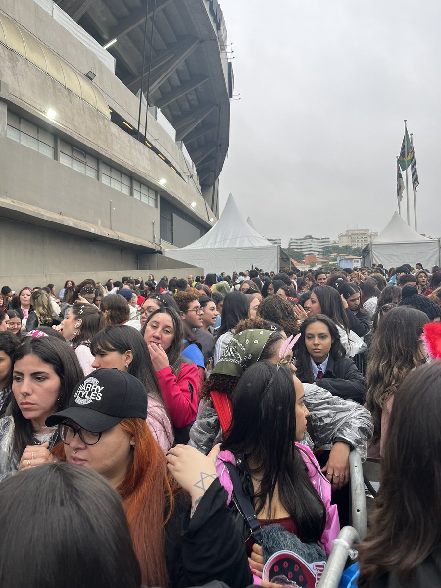 laris__ss's tweet photo. Nera harry que tava flopado gente? https://t.co/p0auJywJN8
