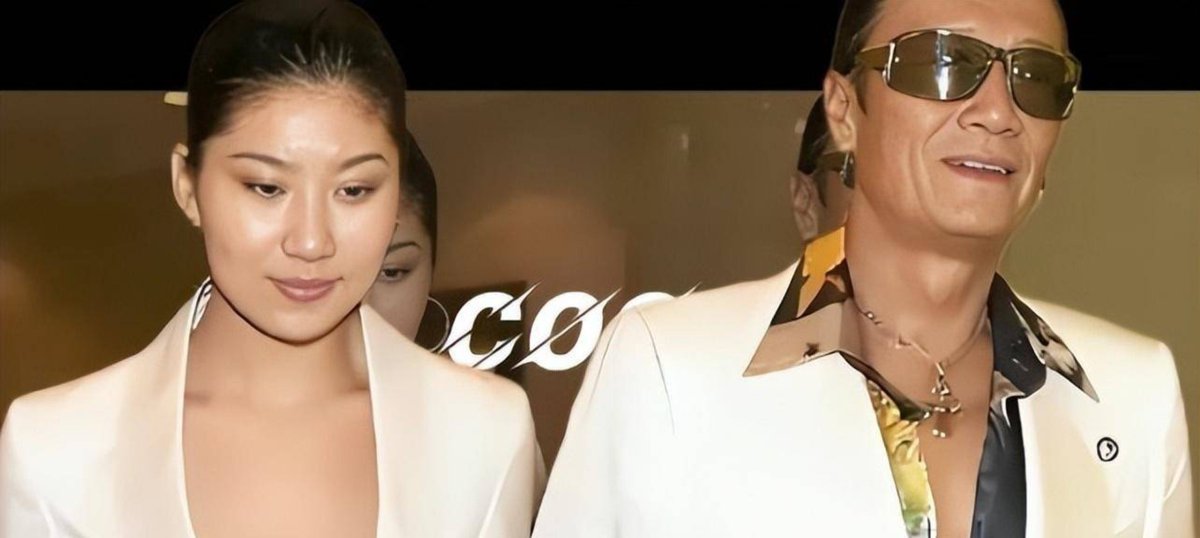 yibingsg's tweet photo. 谢贤离世，前女友Coco返回河南老家，相亲屡屡碰壁恐孤独终老！

当谢贤去世的消息被传播出去的时候，在场的所有人都把注意力集中在了谢霆锋身上。没有人会注意到，在千里之外的直播间中，Coco仍然在做着直播带货的事情。

弹幕上刷满了四哥走了之后，她呆了会儿才关闭了直播间。不到半个小时的时间内就把所有的社交账号头像都换成了黑色，并且没有任何长篇大论式的哀悼文字或者借机回忆过去的内容出现。

陪伴着谢贤十二年的人，在他身边引起过最大的争议。

2005年的时候，只有二十出头的Coco就来到了上海开始自己的模特生涯，并且在模特界重新出发。当年冬天的时候，通过朋友的关系结识了69岁的谢贤，两个人年龄差了49岁。

第一次见的时候，谢贤穿的是皮夹克。送别她的时候发现她已经很冷了，于是就脱掉自己的外套给她披上。对于谢贤而言，这可能只是一种无心之举；但是对于年轻时期的Coco而言，则是两人之间感情萌芽的开端。

年龄差距已经很明了，外人的质疑也随之而来。有人觉得Coco看重的是金钱，还有人嘲讽谢贤老来恋爱，很多人还断言他们不可能在一起几个月。

那么他们就一起度过了12年的时光。

谢贤并没有隐瞒他们之间的感情。在2006年的金像奖红毯上，他拉着Coco一起出现，并且面对媒体的尖锐问题时也不会让自己的女朋友一个人去回答。两个人一起去逛街、吃饭、爬山，过着跟一般的情侣一样的生活。

更加令人意想不到的是，谢贤还将Coco介绍给了前妻狄波拉，在一起吃饭的时候也没有人们想象中那么生疏。一个男人是不是认真的对待一段感情，就看他对对方有没有让对方进入到自己生活中去的想法了，也许比说出多少句情话来得更为直接。

谢贤给Coco的关心，并不是只在身边陪着她。

他曾经花大价钱让她去国外学习深造，在上海给她买了一套房子，并且留给她一些黄金作为以后自己不在的时候可以用来维持生活的资金。Coco投资失败之后，欠下了很多债款，于是谢贤就把儿子谢霆锋送给自己的那辆定制版劳斯莱斯给卖掉来弥补这个缺口。

这辆汽车不一般，就连车牌都是谢婷婷自己选的。但是当遇到Coco的情况时，谢贤并没有因此而反悔，并且也没有因为这件事情而向她索要好处。

但是感情中最难接受的事情，并不是贫穷、吵架，而是对方在变老的时候自己还得继续活下去。

2018年的时候，他们两个人一起去爬山了。33岁的Coco走在最前面，而已经81岁高龄的谢贤在走了一段路之后就感到很疲惫了。一个人走得很快，另一个人坐在一块石头上喘气，这张照片让谢贤非常感动。

于是他就明白过来，不能陪着Coco度过接下来几十年的时间了，也不能给Coco结婚生子。如果再这样拖延下去的话，虽然表面上看陪伴在身边，但是实际上却会耽误她的大好时光。从那以后，谢贤就主动提出要分开，并且让她多认识一些朋友、发展自己的事业。

两个人并没有撕破脸皮，也没有弄得很难看。到2018年底的时候，他们吃完了最后一顿饭之后就互相拥抱道别了。谢贤还嘱咐她说，以后再有新对象的时候要带过来让我瞧一瞧。

这样分手可以叫做成全吗？那么这里面有没有不能逾越的障碍呢？

网上传播的2000万港元分手费，最后被Coco否定了。她说，在一起的时候钱和东西没有分开得很清楚，并不存在什么巨额分手费的说法。要是真的拿到了这笔钱的话，也不会出现后面依靠直播带货来维持生活的状况了。

分手以后，并没有人去伤害对方。Coco回到国内后慢慢退出了公众视线，在之后的时间里主要是通过网络直播来售卖一些便宜的商品。因为经常发布关于谢家的事情，所以她的账号在平台上被封禁了三次，后来换了一个新的账号继续使用，但是生活还是比较低调。

有关于她婚姻的事情也有很多流言蜚语。据报道，在回河南老家之后，她的家人曾经给她介绍过男朋友，但是对方听说她以前跟谢贤有过一段感情，就再也没有消息了。有人担心她见过了明星的生活之后会不能接受普通的日常生活，但是又有多少人去询问过她到底想要的是什么呢？

Coco曾经说过自己年轻的时候做过冻卵手术，并且一直想要做妈妈，但是又不愿意随便和一个人结婚生子。孩子对她来说应该是感情上的产物，而不能是匆忙之间凑合出来的结果。没有自己的孩子也是她所提到过的遗憾之一。

谢贤留下的遗嘱又把他们之间的感情推向了公众的关注之下。据香港媒体报道，在他的净资产里有九成以上都设立了信托，并且全部给了自己的两个孙子孙女，另外十个百分点则被谢霆锋、谢婷婷平均分割开来，而一直陪在他身边多年的Coco却没有出现在受益人的名单上。

没有结婚证、没有遗嘱也没有任何公开的哀悼文章。十二年的感情到最后只剩下头像变黑以及直播突然中断了。

她说过要感谢有一个这样的前男友，他是她的父亲、朋友以及哥哥。现在谢贤走了之后，Coco也不再作解释了，并且也不会把以前的事情拿出来让大家看了。