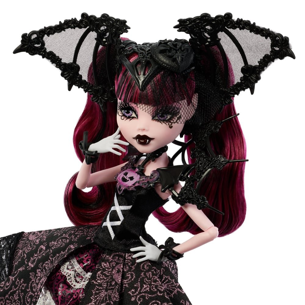 dollpromobr's tweet photo. 🦇 IMAGES STOCK da Draculaura Halloween Edition
📅 Lançamento em 13/10 na Mattel Creations
💸 $65 doláres

"Doces ou gritos? Chegou a hora da noite favorita do ano de todo vampiro: Howl-o-ween! Seu visual vitoriano com toque vampírico é tão extravagante que chega a ser completamente maluco. Um véu delicado cobre seus olhos, transparente como uma teia de aranha, enquanto uma gola de condessa, um adereço de cabeça em forma de asas de morcego e uma saia que desafia a gravidade chamam a atenção de todos os monstros na sala. Repleta de acessórios e estilo “fangtásticos”, ela está com um visual gótico de tirar o fôlego para uma festa de monstros que vai durar a noite toda."