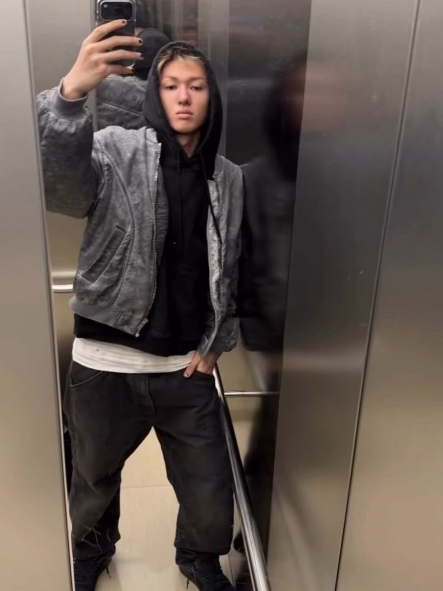 keonspo's tweet photo. im so jealous of the way baggy clothes fit them 😣 i wish i suited them this well https://t.co/yLAwA5p8qQ
