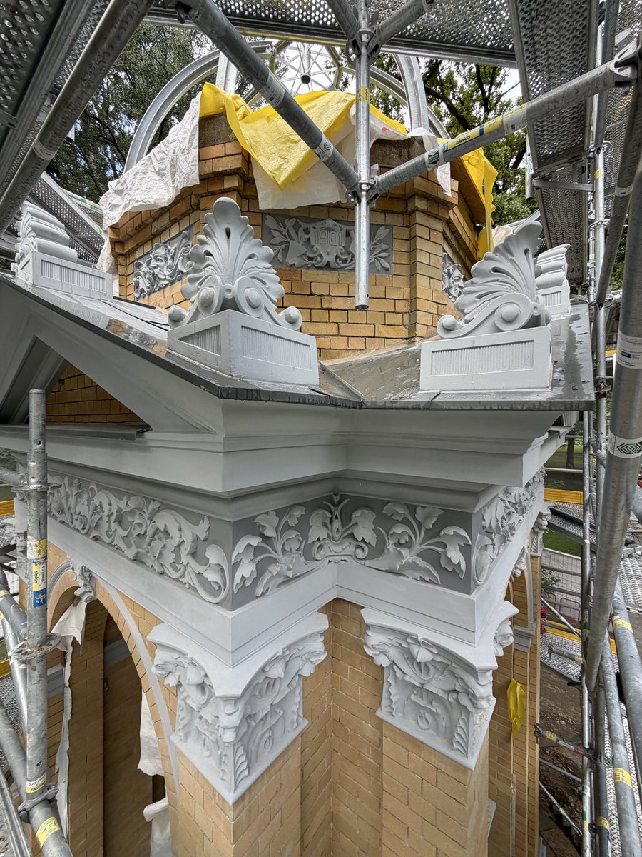 A_Strautina's tweet photo. Kronvalda parkā aktīvi norisinās Rīgas 700 gadu jubilejas paviljona restaurācija. Dekoratīvā būve ir vienīgā vēstures liecība, kas saglabājusies no 1901. gada grandiozās pilsētas jubilejai veltītās izstādes. https://t.co/O4qdQNbesl