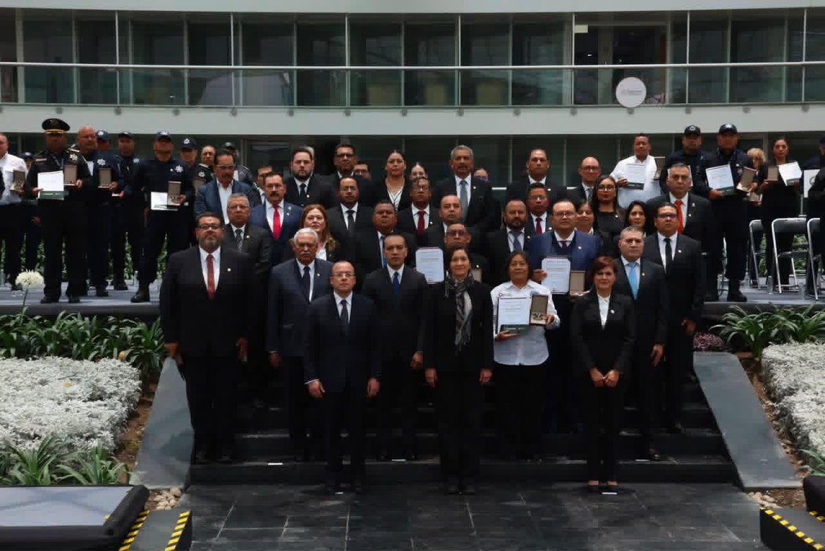 cespq_qro's tweet photo. El Mtro. Jacobo Olaf Rodríguez García, titular de Prevención y Reinserción Social del Gobierno de México, otorgó un reconocimiento y medalla al mérito penitenciario 2026 a la Dentista Beatriz Rodríguez y al jefe de Seguridad Claudio Montoya, ambos del Centro Penitenciario CP1 Varonil de San José el Alto. Durante la ceremonia, estuvo presente el Lcdo. Gustavo López, Comisionado y Coordinador de la Zona Occidente de la Conferencia Nacional del Sistema Penitenciario. 

Bajo el liderazgo del Gobernador @makugo se ha cumplido con lo estipulado en el Programa Estatal de Desarrollo, hoy Querétaro tiene el mejor sistema penitenciario del País, reconocido por organismos nacionales e internacionales. #AquiContigo