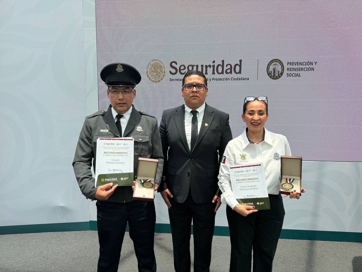 cespq_qro's tweet photo. El Mtro. Jacobo Olaf Rodríguez García, titular de Prevención y Reinserción Social del Gobierno de México, otorgó un reconocimiento y medalla al mérito penitenciario 2026 a la Dentista Beatriz Rodríguez y al jefe de Seguridad Claudio Montoya, ambos del Centro Penitenciario CP1 Varonil de San José el Alto. Durante la ceremonia, estuvo presente el Lcdo. Gustavo López, Comisionado y Coordinador de la Zona Occidente de la Conferencia Nacional del Sistema Penitenciario. 

Bajo el liderazgo del Gobernador @makugo se ha cumplido con lo estipulado en el Programa Estatal de Desarrollo, hoy Querétaro tiene el mejor sistema penitenciario del País, reconocido por organismos nacionales e internacionales. #AquiContigo