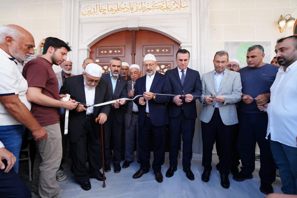 istanbul_pendik's tweet photo. Hayırsever Ömer Öztürk tarafından Yenişehir Mahallemizde yaptırılan “Hacı Hatun Öztürk Camii” Kaymakamımız Mehmet Yıldız ,Belediye Başkanımız Ahmet Cin ve önceki dönem Diyanet İşleri Başkanı Sn. Prof. Dr.Ali Erbaş’ın katıldığı törenin ardından kılınan Cuma namazı ile ibadete açıldı.