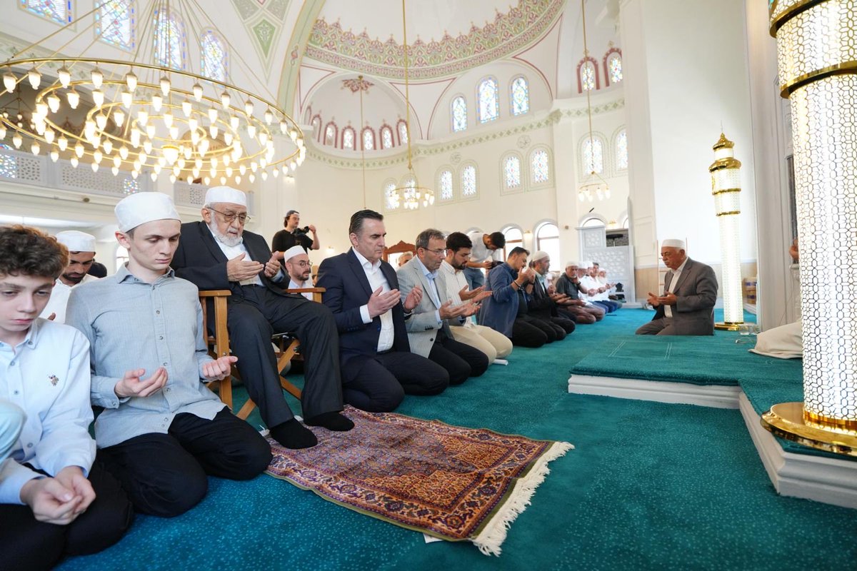 istanbul_pendik's tweet photo. Hayırsever Ömer Öztürk tarafından Yenişehir Mahallemizde yaptırılan “Hacı Hatun Öztürk Camii” Kaymakamımız Mehmet Yıldız ,Belediye Başkanımız Ahmet Cin ve önceki dönem Diyanet İşleri Başkanı Sn. Prof. Dr.Ali Erbaş’ın katıldığı törenin ardından kılınan Cuma namazı ile ibadete açıldı.