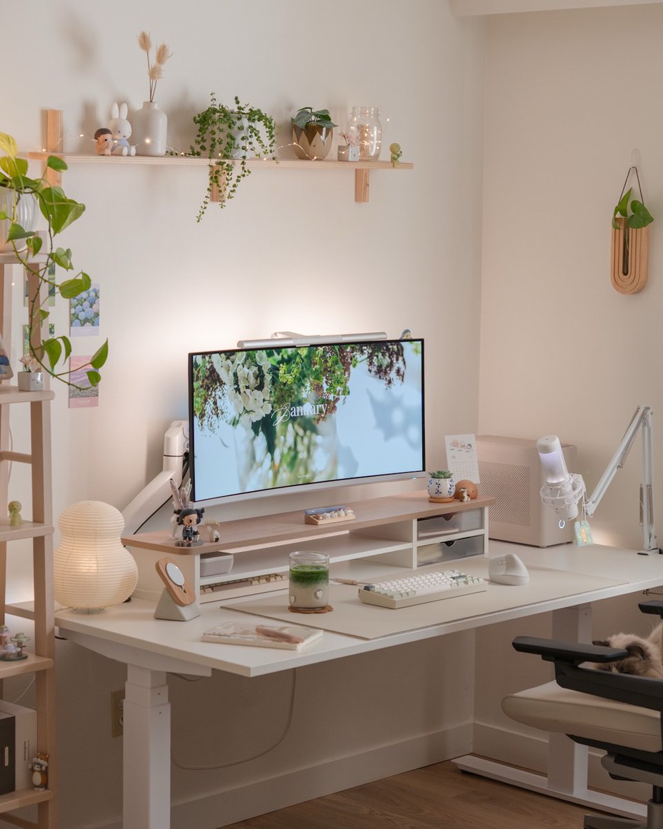cloudivyp050's tweet photo. simple ways i keep my desk setup clean and cluttered-free 🫧

as someone who works from home, having a clean setup helps me start the day with a clear mind.… https://t.co/zytGoAPQey