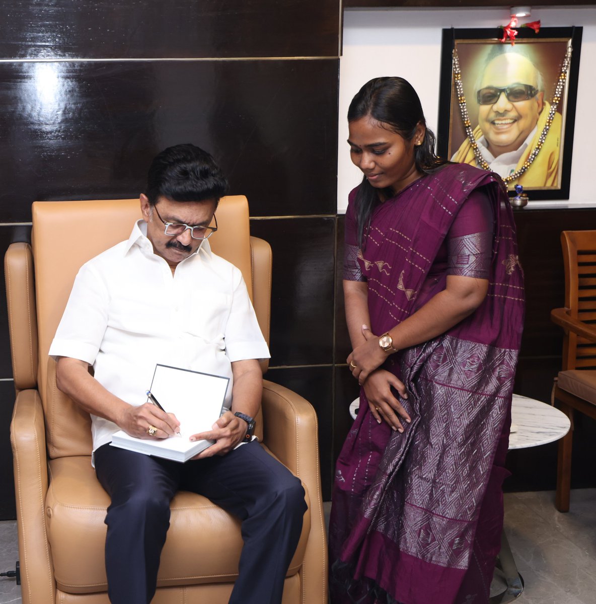 Gokilamani_Dmk's tweet photo. இன்று (24.07.2026), நமது மாண்புமிகு கழகத் தலைவர் திரு. @mkstalin அவர்களும், மாண்புமிகு கழக இளைஞர் அணி செயலாளர் திரு. @Udhaystalin அவர்களும் இணைந்திருந்த இந்தச் சந்திப்பில், தலைவருடன் 30 நிமிடங்களுக்கும் மேலாக மனமார்ந்த உரையாடலை மேற்கொள்ளும் வாய்ப்பு கிடைத்தது எனக்கு மிகுந்த மகிழ்ச்சியை அளிக்கிறது. 

தனது பரபரப்பான பணிச்சூழலுக்கு மத்தியிலும், மிகுந்த பொறுமையுடன் எனது கருத்துகளைக் கேட்டறிந்து, அன்போடும் அக்கறையோடும் உரையாடிய தலைவரின் மதிப்புமிக்க அறிவுரைகளும் ஊக்கமளிக்கும் வார்த்தைகளும் என் வாழ்நாள் முழுவதும் நினைவில் நிற்கும்.

அவர்களின் எளிமை, பணிவு, மக்கள் மீதான பேரன்பும் அக்கறையும், சமூக நீதி மீதான உறுதியான அர்ப்பணிப்பும் என்னை ஆழமாக நெகிழச் செய்தன. ஒவ்வொரு சந்திப்பையும் அர்த்தமுள்ள அனுபவமாக மாற்றும் அவர்களின் அணுகுமுறை, சிறந்த தலைமைப் பண்புகளின் எடுத்துக்காட்டாக விளங்குகிறது.

இந்த மறக்க முடியாத சந்திப்பு, சமூகத்திற்கு நேர்மையுடன் சேவை செய்ய வேண்டும் என்ற எனது உறுதியை மேலும் வலுப்படுத்தியுள்ளது.

தலைவர் வழங்கிய மதிப்புமிக்க அறிவுரைகளும் ஊக்கமளிக்கும் வார்த்தைகளும் எனக்கு என்றும் வழிகாட்டியாக இருக்கும்.

இந்த இனிய தருணத்தை என் வாழ்நாளில் என்றும் பொக்கிஷமாகப் பாதுகாப்பேன்.

என்றும் தலைவர் வழியில்.🖤❤️