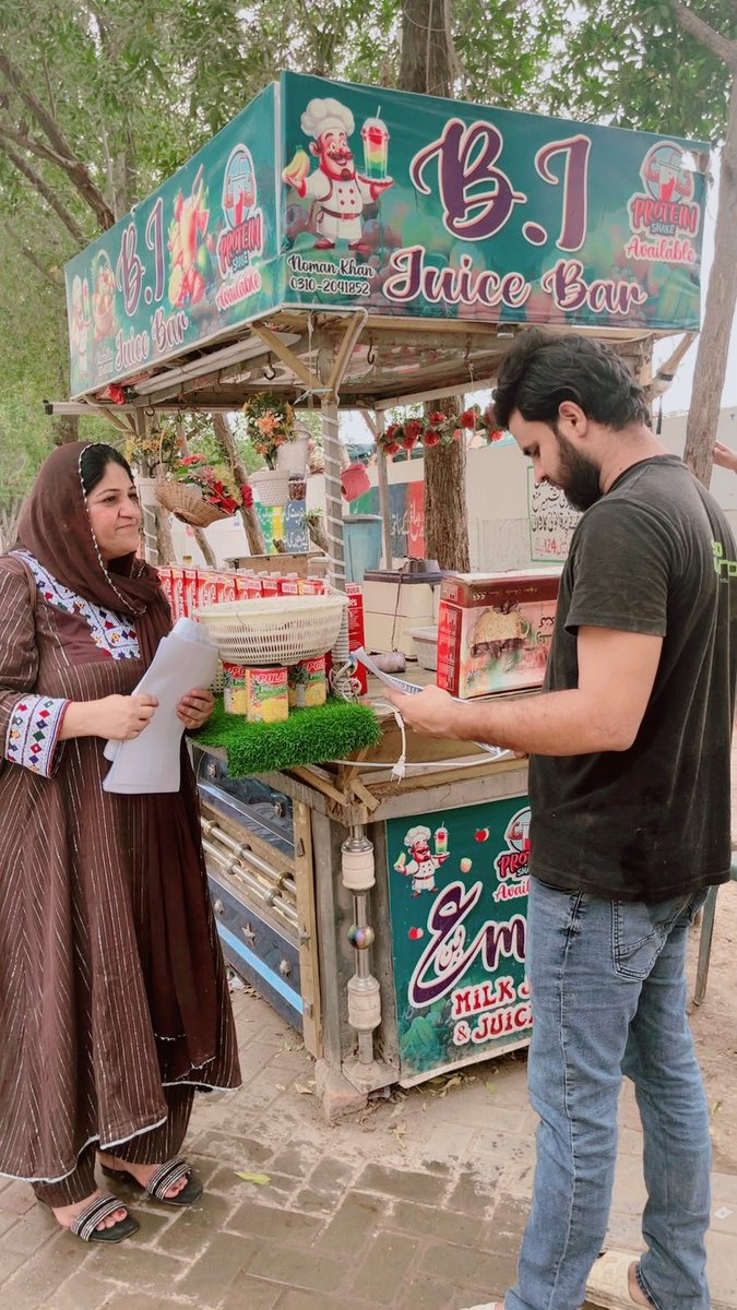 ptisindhupdates's tweet photo. 📍حیدرآباد ریجن/سندھ

5 اگست یومِ سیاہ کے حوالے سے پی ٹی آئی وومن ونگ حیدرآباد ریجن میں عوامی آگاہی مہم اور اسٹریٹ موومنٹ کا آغاز کر دیا گیا۔

اس موقع پر ریجنل صدر مہر النساء بلوچ، سینئر نائب صدر آشفا بلوچ، جنرل سیکرٹری شبانہ نواب اور دیگر خواتین عہدیداران و کارکنان نے حیدرآباد، قاسم آباد اور لطیف آباد کے مختلف علاقوں میں شاپ ٹو شاپ عوام میں ہینڈ بلز اور آگاہی پمفلٹس تقسیم کیے۔
@salmanAraja