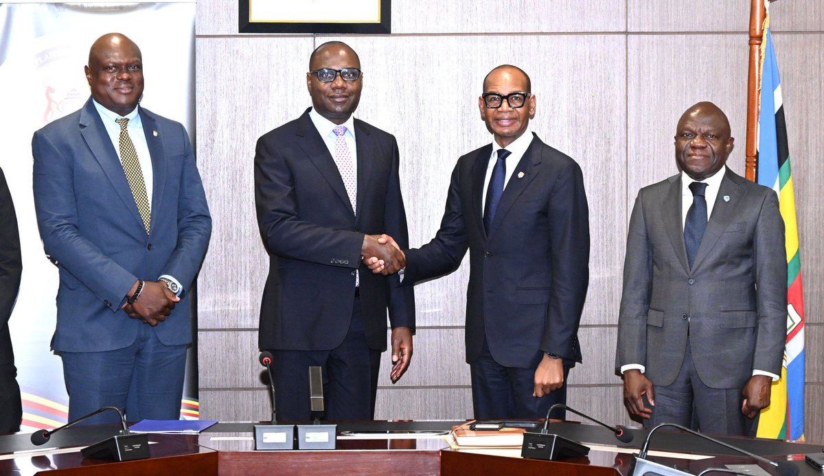 alphamarketsug's tweet photo. Finance Minister @henrymusasizi1 welcomed #StandardBank Group’s commitment to support #Uganda’s Tenfold Growth Strategy, highlighting the need for affordable credit &amp; lower business costs. https://t.co/xujbsdAjud