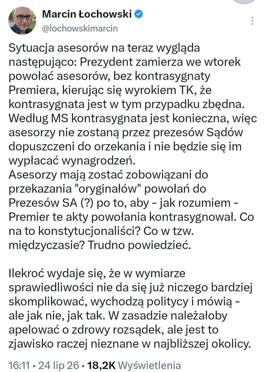 veritasetius's tweet photo. BLOKOWANIE ASESORA PO DORĘCZENIU AKTU MIANOWANIA MOŻE OZNACZAĆ BEZPRAWNE IGNOROWANIE SKUTKÓW DECYZJI PREZYDENTA RP.

Zgodnie z obowiązującymi przepisami:

stosunek służbowy asesora sądowego powstaje z chwilą doręczenia aktu mianowania.

Nie jest on uzależniony od zgody prezesa sądu, decyzji Ministerstwa Sprawiedliwości, przydziału do wydziału ani dopuszczenia do pierwszej rozprawy.

Po doręczeniu aktu mianowania asesor ma 14 dni na zgłoszenie się w celu objęcia stanowiska. W przypadku terminowego zgłoszenia oraz przedstawienia aktu mianowania, prezes sądu nie posiada ustawowej kompetencji do uznania tego aktu za nieskuteczny, wadliwy ani wymagający dodatkowej akceptacji.

Prezes sądu nie pełni funkcji organu kontrolnego wobec Prezydenta RP.
Nie jest organem właściwym do oceny konstytucyjności aktu.
Nie może własnym zarządzeniem uchylać skutków aktu mianowania.

W sytuacji, gdy mimo spełnienia wymogów formalnych asesor nie zostaje dopuszczony do objęcia stanowiska, nie zostaje przydzielony do wydziału lub zostaje pozbawiony możliwości wykonywania obowiązków, może to stanowić:

– bezprawne uniemożliwienie objęcia stanowiska,
– naruszenie stosunku służbowego asesora,
– przekroczenie kompetencji przez organ administracji sądowej,
– ingerencję w konstytucyjne kompetencje Prezydenta RP,
– naruszenie zasady legalizmu wynikającej z art. 7 Konstytucji RP.

Szczególnie istotnym zagadnieniem jest kwestia wynagrodzenia.

Niedopuszczalne jest jednoczesne uniemożliwienie wykonywania obowiązków służbowych oraz odmowa wypłaty wynagrodzenia z powodu ich niewykonywania.

Państwo nie może odnosić korzyści z sytuacji powstałej wskutek własnego działania sprzecznego z prawem.

W przypadku powstania stosunku służbowego oraz gotowości asesora do wykonywania obowiązków, mogą powstać następujące roszczenia i konsekwencje:

– roszczenie o wypłatę zaległego wynagrodzenia wraz z odsetkami,
– odpowiedzialność odszkodowawcza Skarbu Państwa,
– odpowiedzialność służbowa i dyscyplinarna osób podejmujących decyzje,
– odpowiedzialność za naruszenie dyscypliny finansów publicznych,
– w określonych przypadkach także odpowiedzialność karna na podstawie art. 231 k.k.

Szczególnie poważne konsekwencje mogłyby wynikać z wydawania poleceń służbowych polegających na:

– odmowie przyjmowania asesorów,
– niedopuszczaniu ich do wykonywania obowiązków,
– nieprzydzielaniu ich do wydziałów,
– blokowaniu wypłaty wynagrodzeń,
– zatrzymywaniu lub odsyłaniu aktów mianowania,
– przekazywaniu ich do późniejszego „dokontrasygnowania”.

Polecenie służbowe nie stanowi podstawy do działania sprzecznego z ustawą.

Odpowiedzialność może wówczas obejmować zarówno osoby wykonujące takie polecenia, jak i osoby je inicjujące, zatwierdzające oraz wydające.

Szczególne wątpliwości prawne budziłaby próba późniejszego uzupełniania aktu mianowania o kontrasygnatę. Kontrasygnata nie stanowi środka legalizującego akt Prezydenta po jego wydaniu. W przypadku aktu stanowiącego prerogatywę, późniejsze dodanie podpisu Prezesa Rady Ministrów może rodzić poważne wątpliwości co do integralności dokumentu oraz momentu powstania skutków prawnych.

W związku z powyższym, każdy asesor powinien:

– zgłosić się do objęcia stanowiska w terminie 14 dni,
– dokonać zgłoszenia w formie pisemnej,
– uzyskać potwierdzenie jego przyjęcia,
– zachować kopię aktu mianowania,
– żądać pisemnego uzasadnienia każdej odmowy,
– domagać się wydania na piśmie każdego polecenia dotyczącego niedopuszczenia do służby lub wstrzymania wynagrodzenia.

Akt mianowania stanowi dokument wywołujący określone skutki prawne i nie może być pomijany w praktyce stosowania prawa.

Stosunek służbowy powstaje z mocy ustawy z chwilą doręczenia aktu.

Każde działanie zmierzające do jego bezpodstawnego zablokowania może skutkować nie tylko odpowiedzialnością finansową państwa, lecz również odpowiedzialnością osobistą osób podejmujących takie działania.