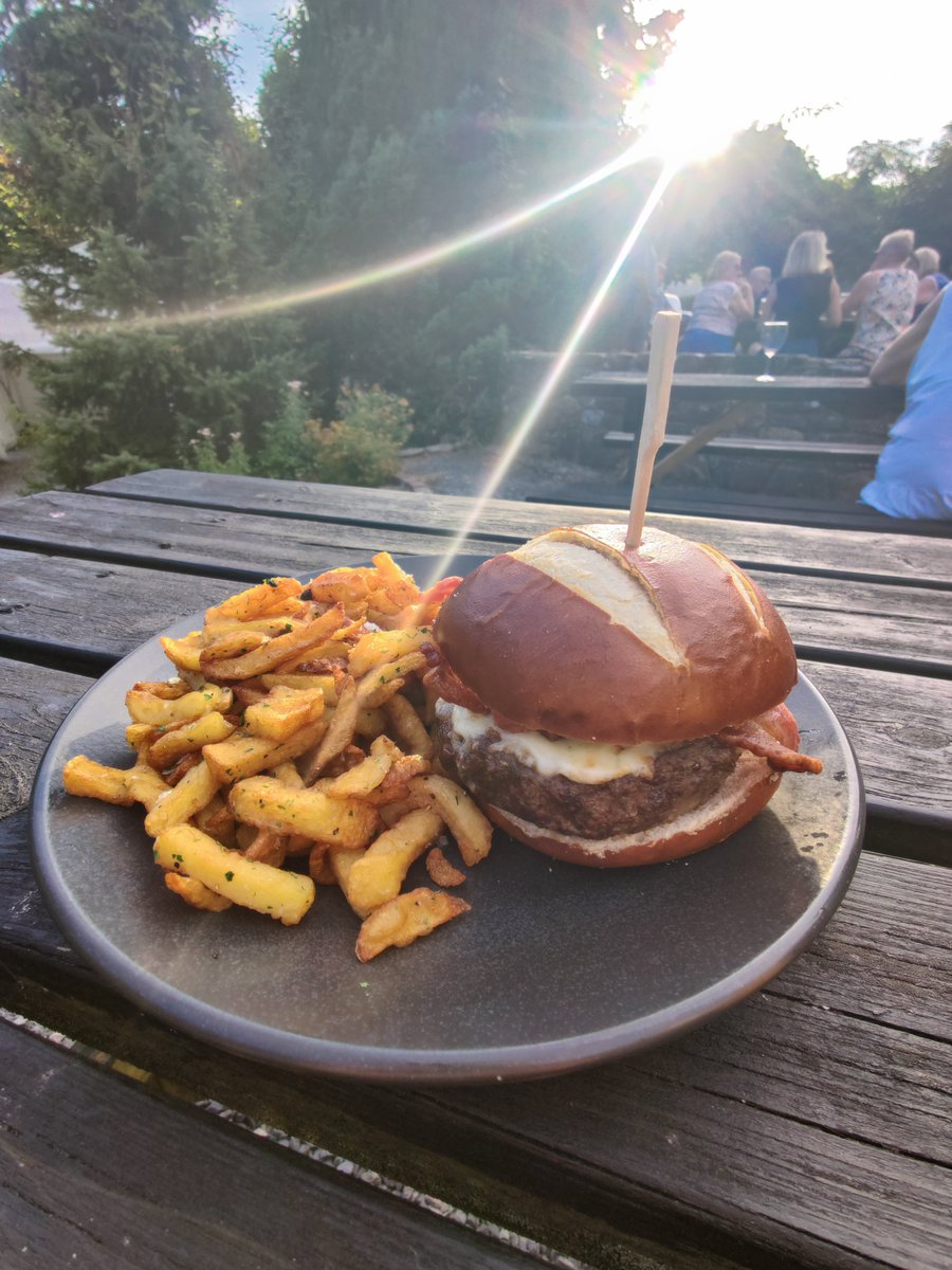 KobayashiMaru86's tweet photo. Very good burger and chips like proper home made ones. Bacon was amazing. Mika approved https://t.co/RKRA4ttd2T