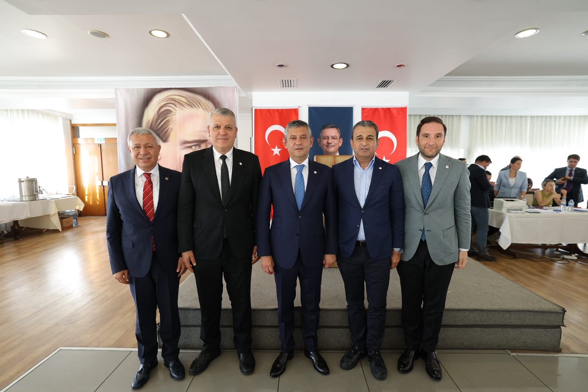 orhanssumer's tweet photo. Hedefimiz iktidar!
Ankara’da, YENİ Parti Kurucular Kurulu’nun ilk toplantısında oy birliğiyle Özgür Özel YENİ Parti Genel Başkanı seçildi. https://t.co/BsaMlRq9Jc