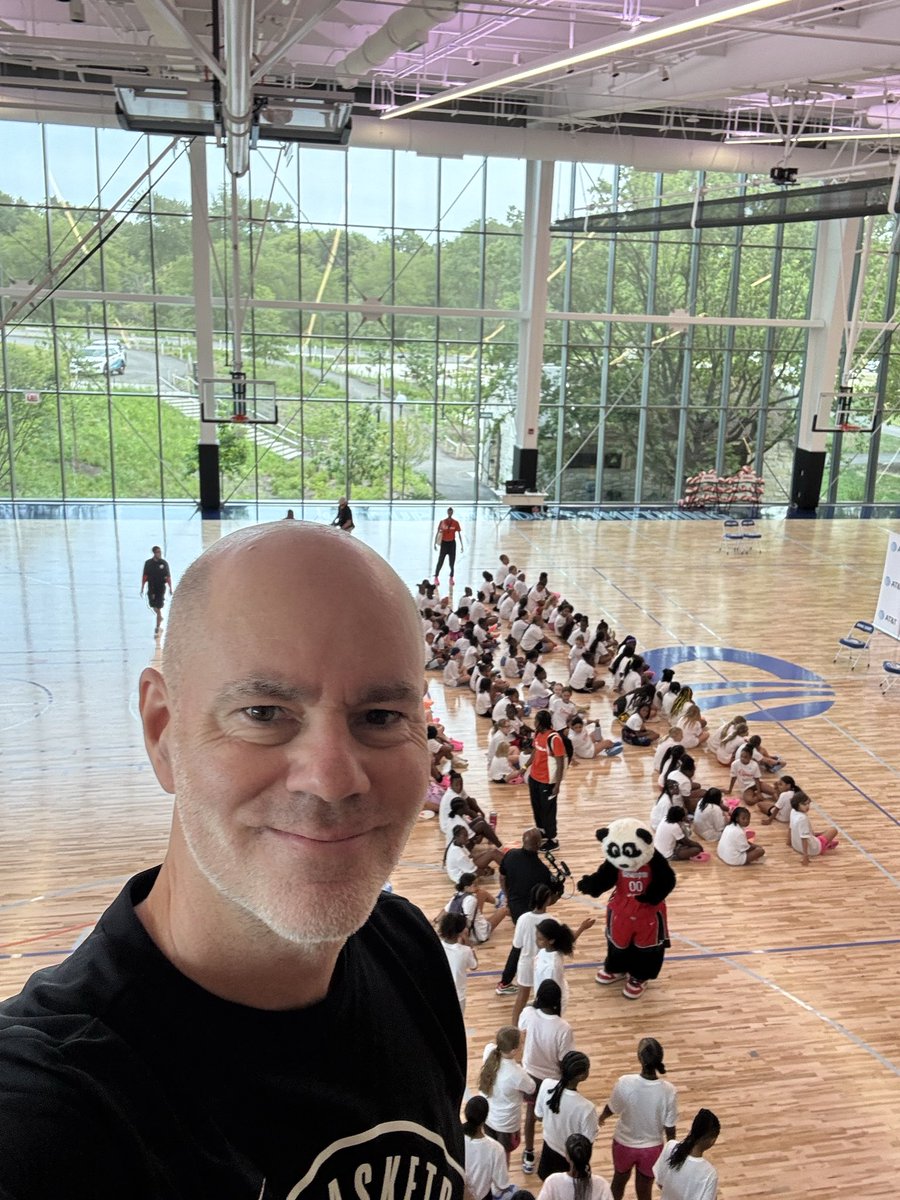 BBallImmersion's tweet photo. Cool experience running a clinic at the Jr. WNBA Clinic at the Obama Presidential Center. https://t.co/VA4Jcl3uWN