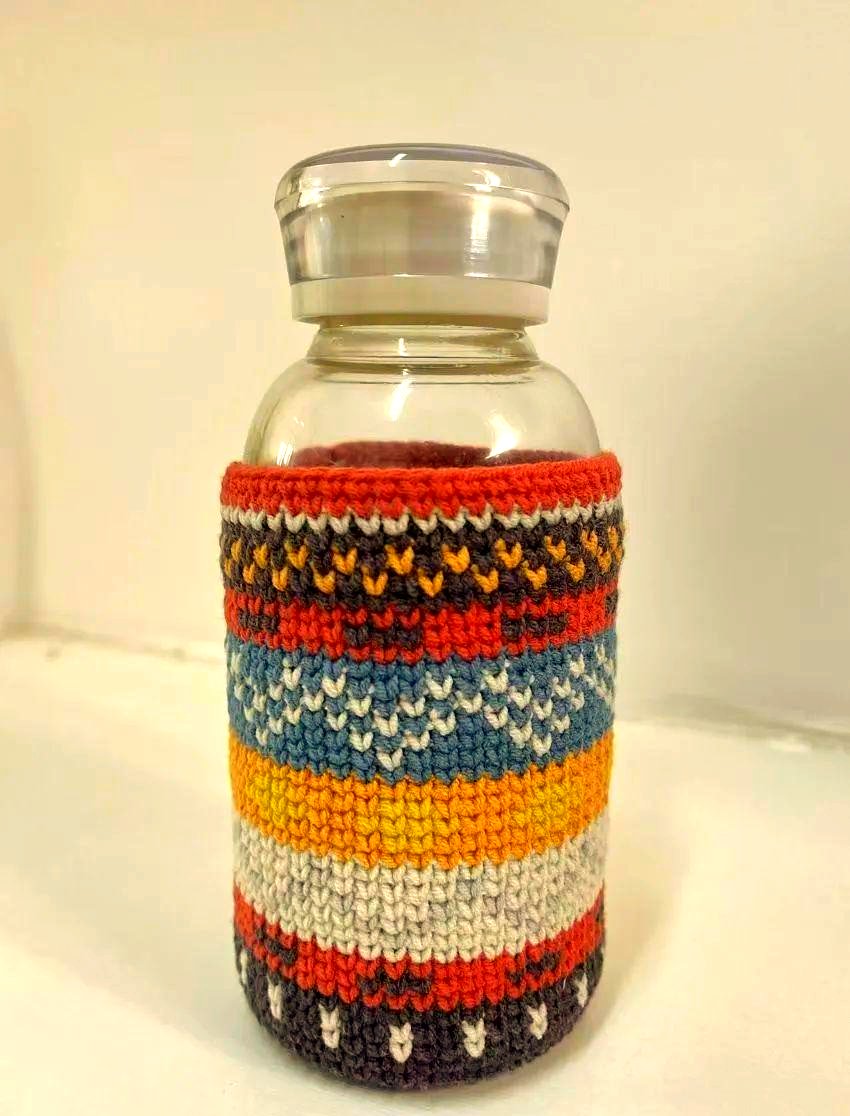 honggilddong01's tweet photo. Just finished making this hand-knit mug cozy using leftover yarn! Small projects = big joy  Perfect for fall cozy sessions. https://t.co/0XzEjhvQJq