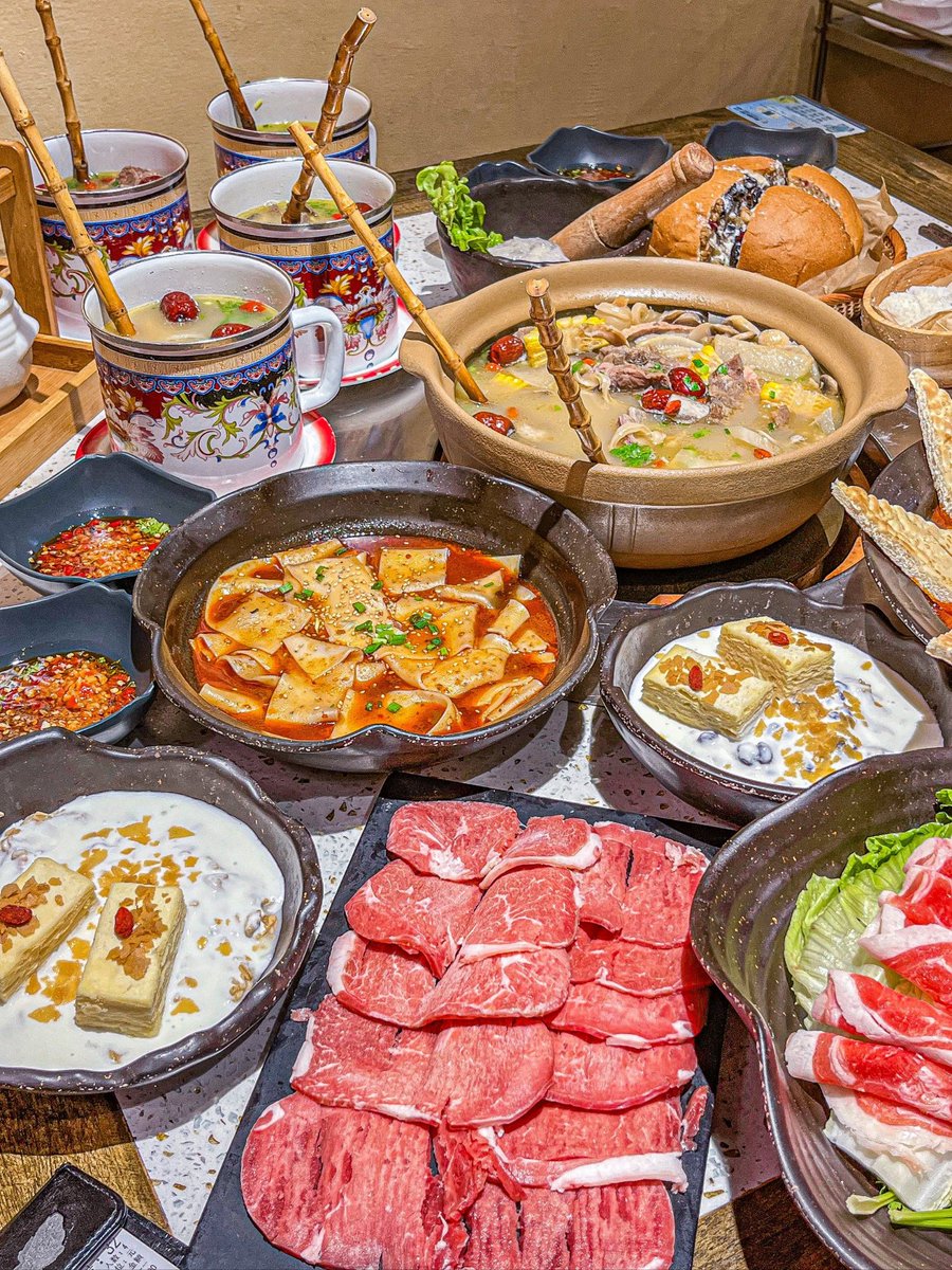 ElidiaLolle4's tweet photo. Tried a midnight cloud hot pot delivery—steamy broth, fresh veggies, and late-night vibes that turned my boring work night into a cozy tiny adventure. （尝试了深夜云火锅外卖——热气腾腾的汤底、新鲜的食材，还有深夜氛围感，把我无聊的工作夜变成了一场小小的惬意冒险。） https://t.co/c8TnZeQxNy